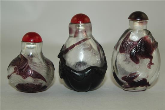 Three Chinese overlaid glass snuff bottles, 4.3 - 6.2cm